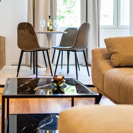 Prime Location & Cozy Comfort: Near Sala Palatului Daire *