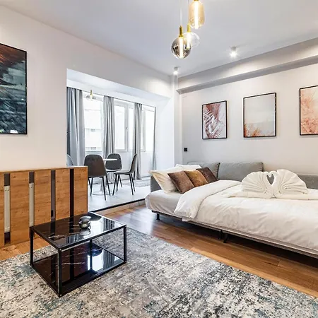 Apartment Prime Location & Cozy Comfort: Near Sala Palatului *